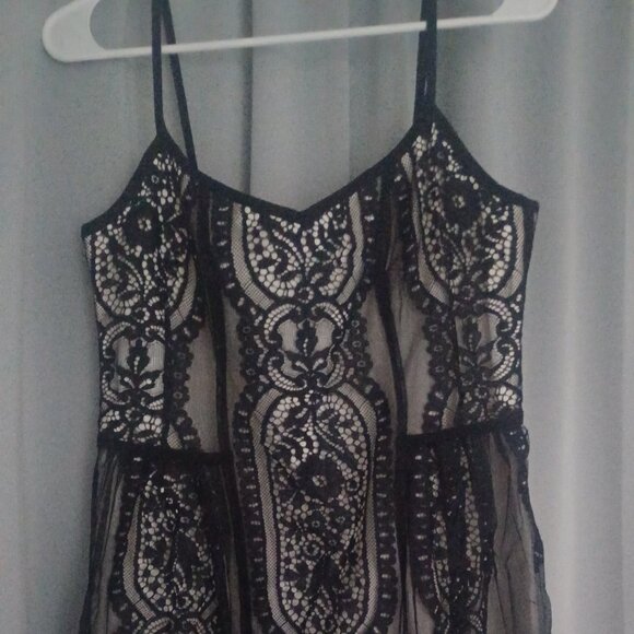 Lace dress - Picture 1 of 3